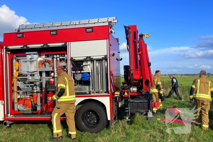 Brandweer takelt paard uit water