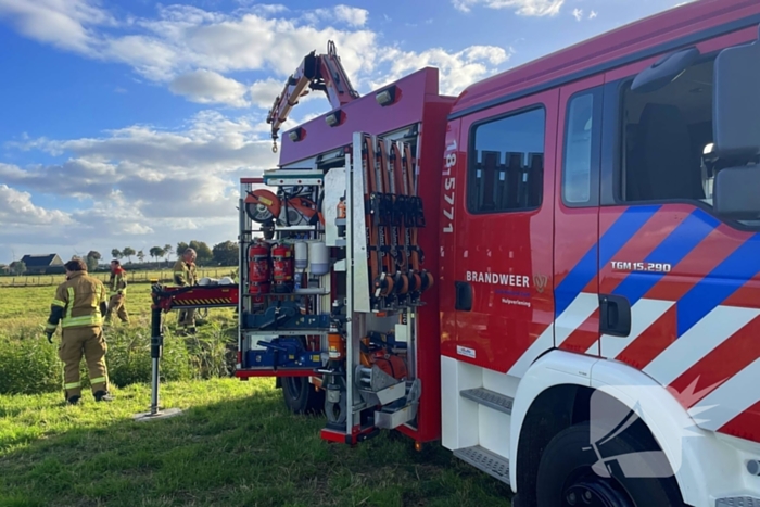 Brandweer takelt paard uit water