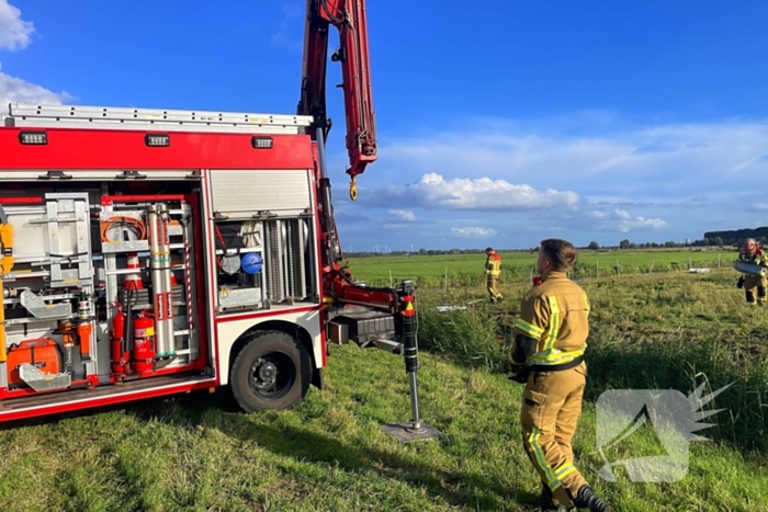 Brandweer takelt paard uit water