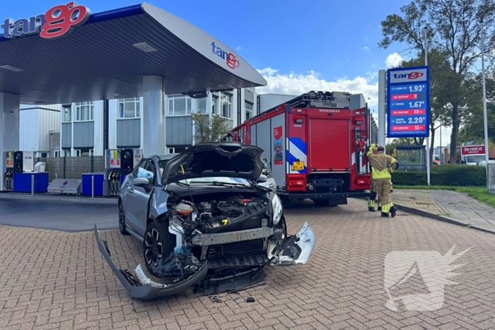 Brand na botsing bij tankstation