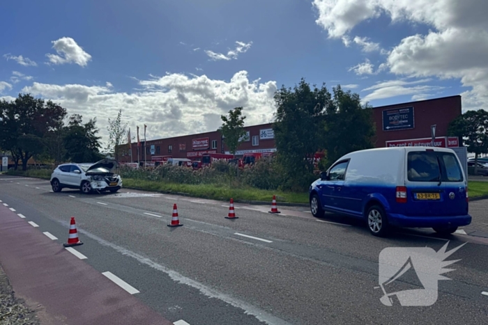 Brand na botsing bij tankstation