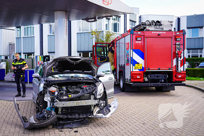 Brand na botsing bij tankstation