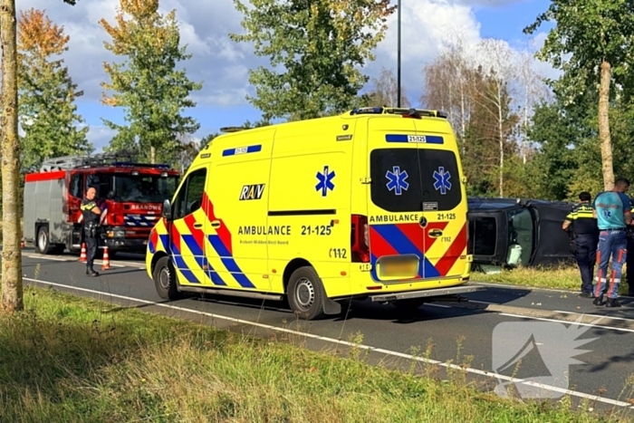 Auto botst tegen boom, bestuurder naar ziekenhuis