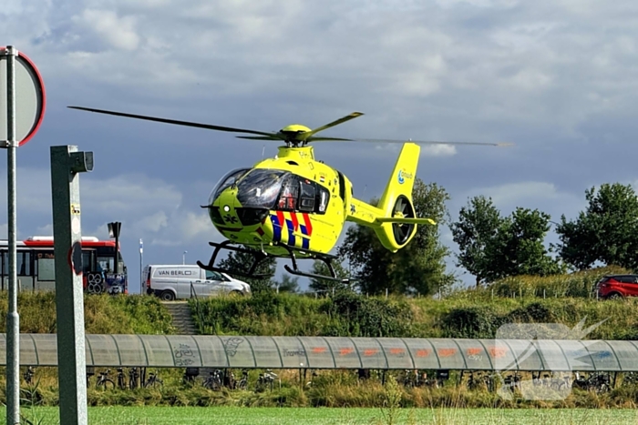 Auto botst tegen boom, bestuurder naar ziekenhuis
