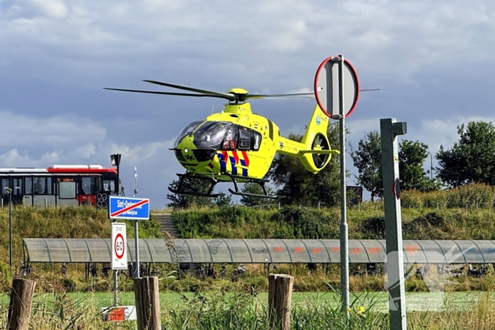 Auto botst tegen boom, bestuurder naar ziekenhuis