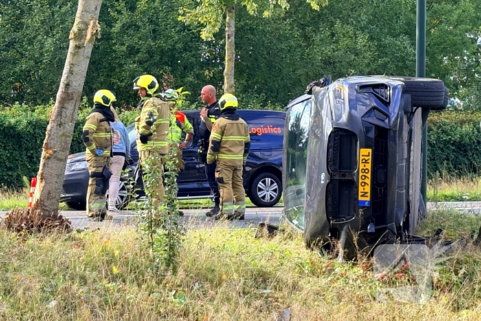 Auto botst tegen boom, bestuurder naar ziekenhuis