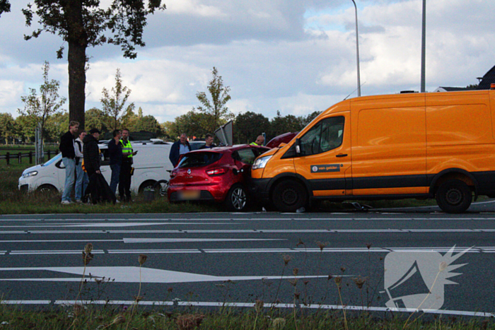 Bestelbus ramt personenauto