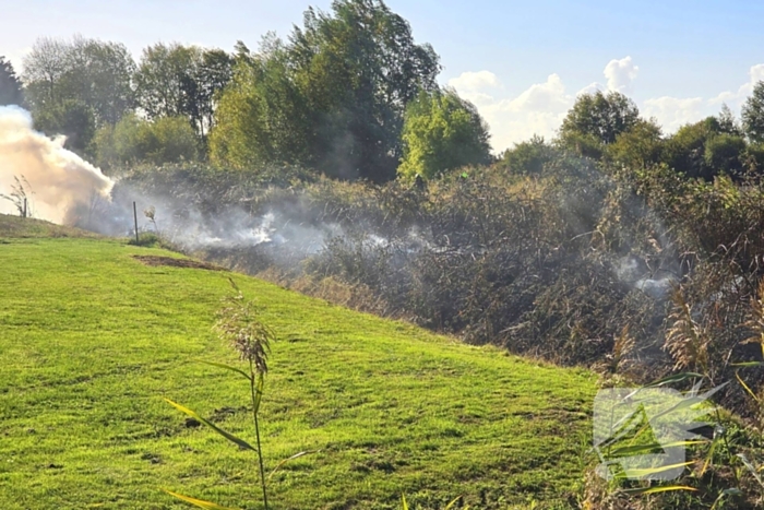 Brand in bramenstruiken zorgt voor hevige rookontwikkeling