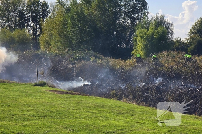 Brand in bramenstruiken zorgt voor hevige rookontwikkeling