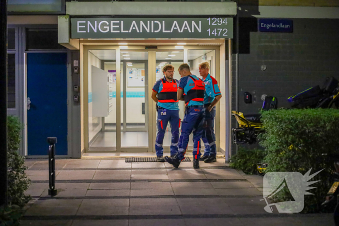Steekpartij in flatgebouw vereist snelle medische hulp