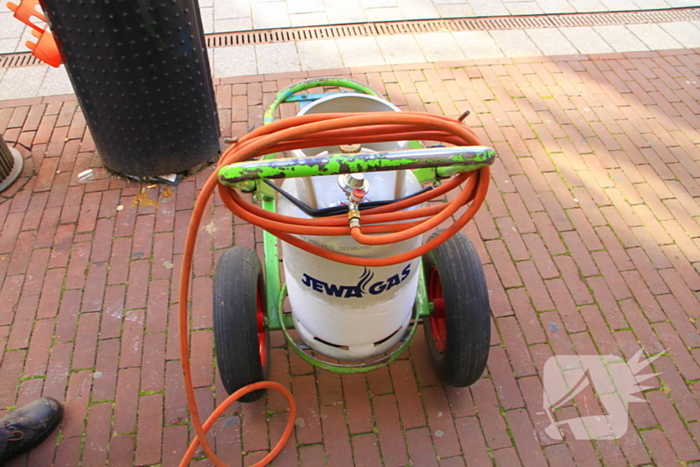 Brand door onkruidverbrander in leegstaand pand