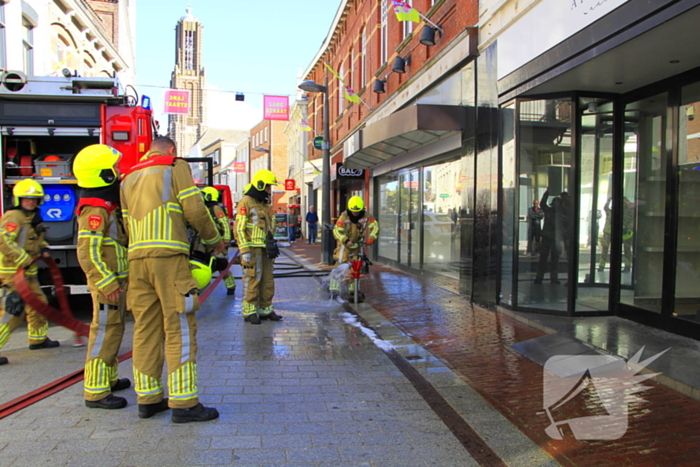 Brand door onkruidverbrander in leegstaand pand