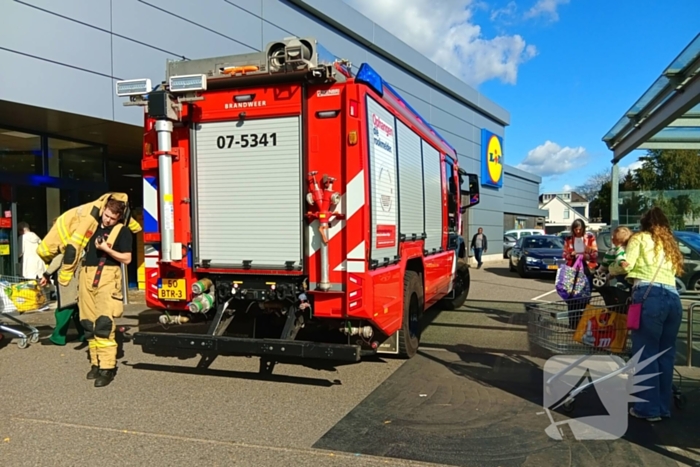 Auto brand geblust door winkelpersoneel