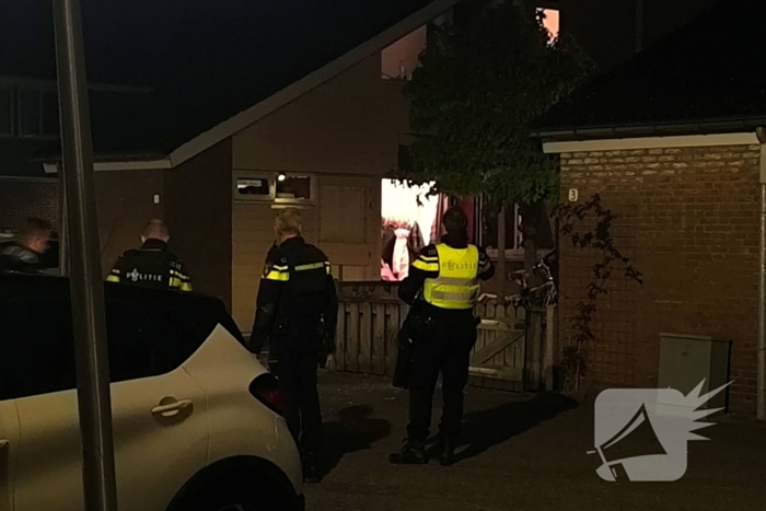 Voordeur vernield door explosie