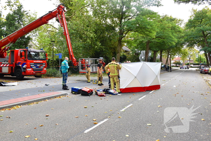 Man overlijdt na ongeluk tijdens boom snoeien