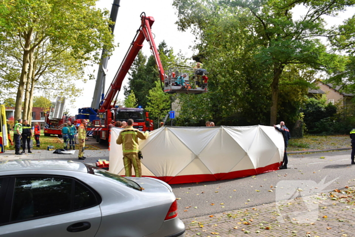 Man overlijdt na ongeluk tijdens boom snoeien