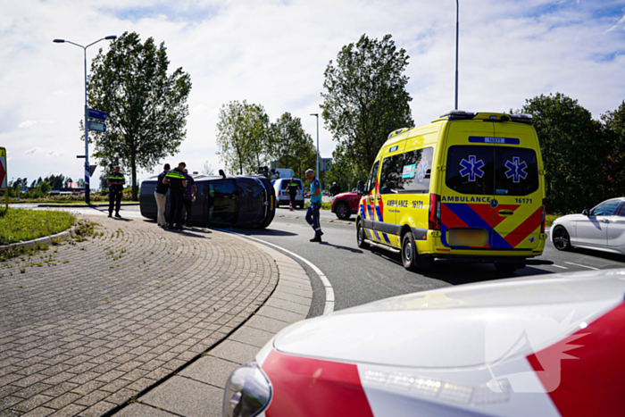 Bestelbus op zijn kant na botsing