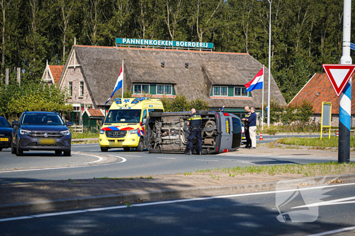 Bestelbus op zijn kant na botsing