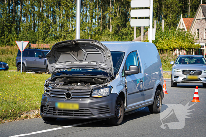 Bestelbus op zijn kant na botsing