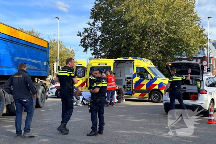 Fietser gewond bij botsing met vrachtwagen