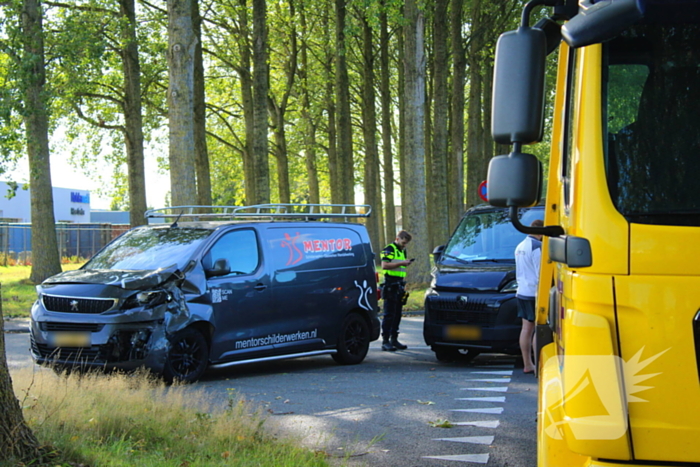 Gewonde bij botsing tussen twee bestelbussen