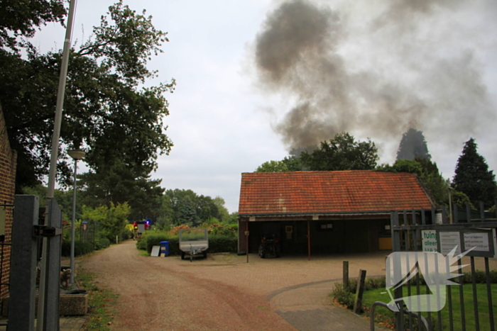 Tuinhuis in vlammen opgegaan