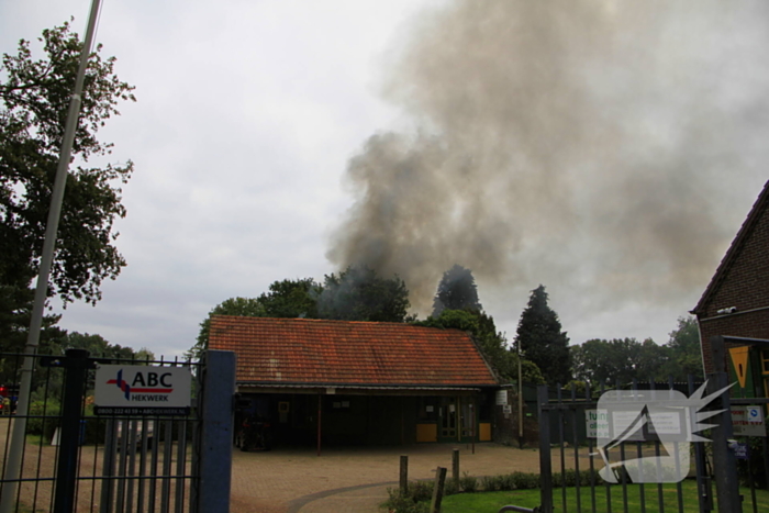 Tuinhuis in vlammen opgegaan