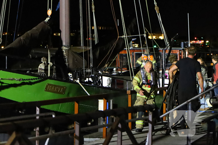 Brandweer redt schip van zinken