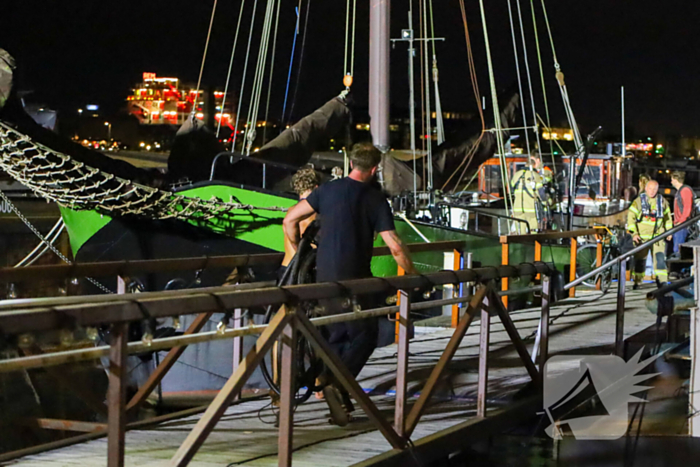 Brandweer redt schip van zinken
