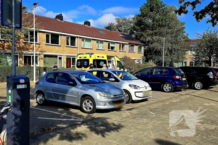 Bestelbus rijdt kind aan en rijdt door