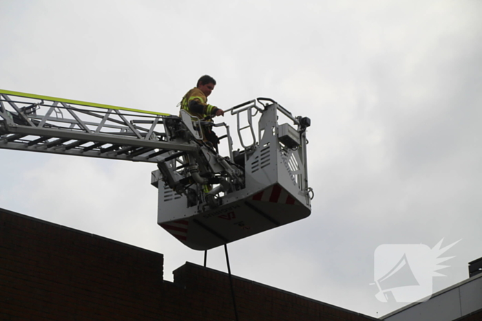 Dakbrand op flatgebouw snel geblust