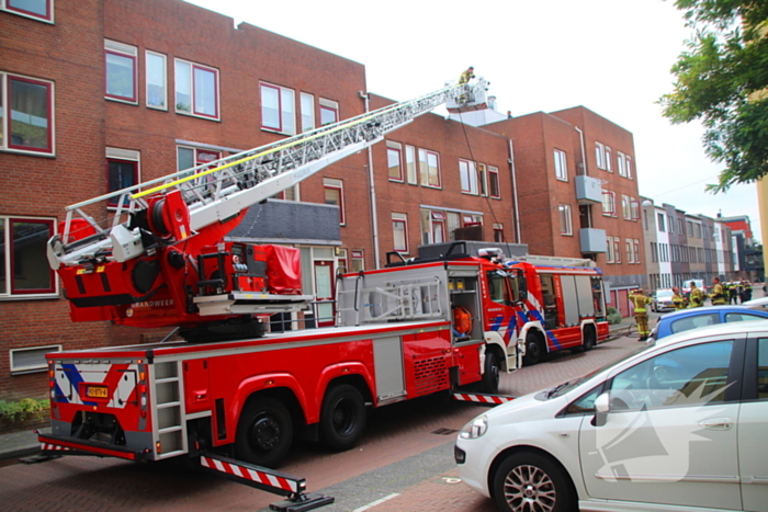 Dakbrand op flatgebouw snel geblust