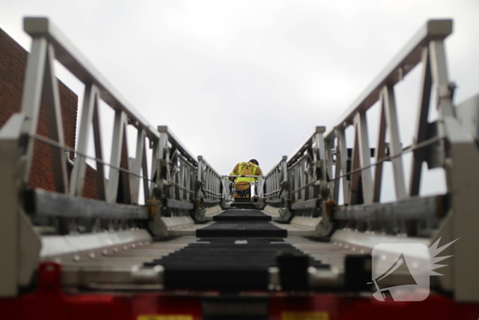 Dakbrand op flatgebouw snel geblust