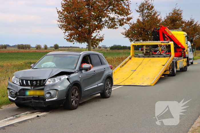 Automobilist klapt op betonnen wegversmalling