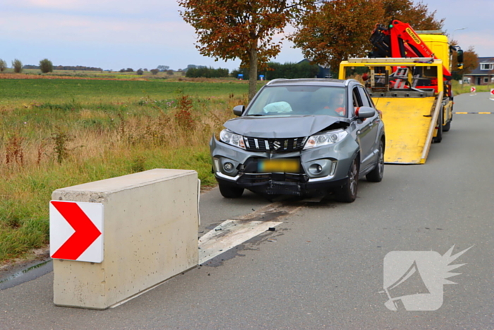Automobilist klapt op betonnen wegversmalling
