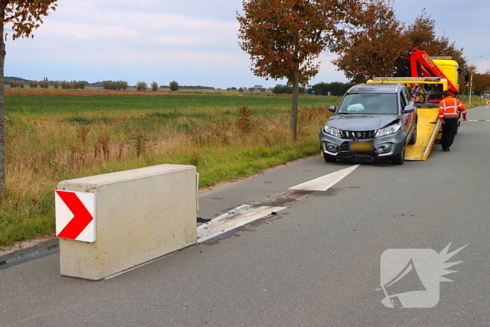Automobilist klapt op betonnen wegversmalling