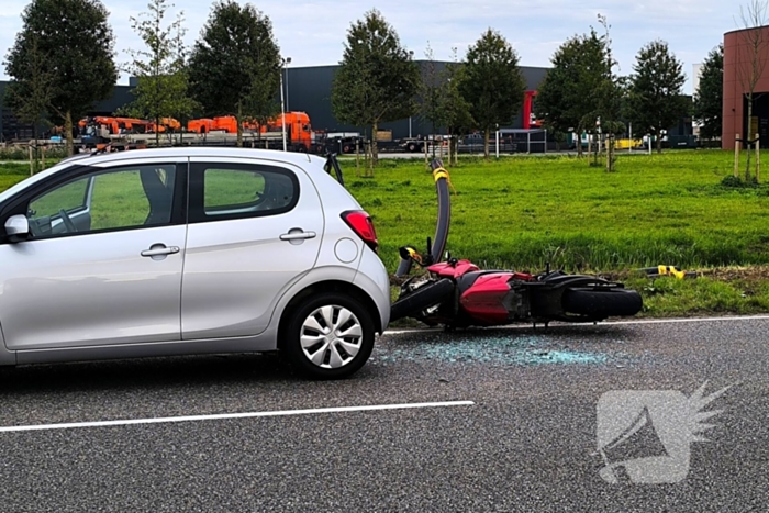 Motorrijder klapt achterop auto