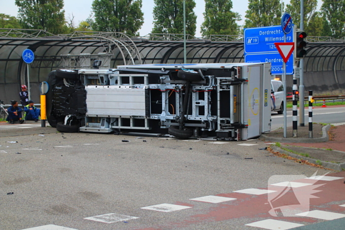 Vrachtwagen ondersteboven na aanrijding met auto