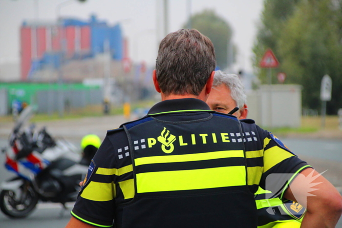 Vrachtwagen ondersteboven na aanrijding met auto
