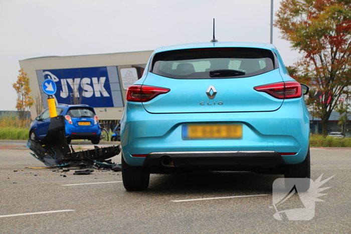 Vrachtwagen ondersteboven na aanrijding met auto