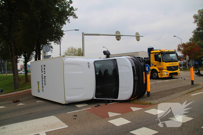 Vrachtwagen ondersteboven na aanrijding met auto