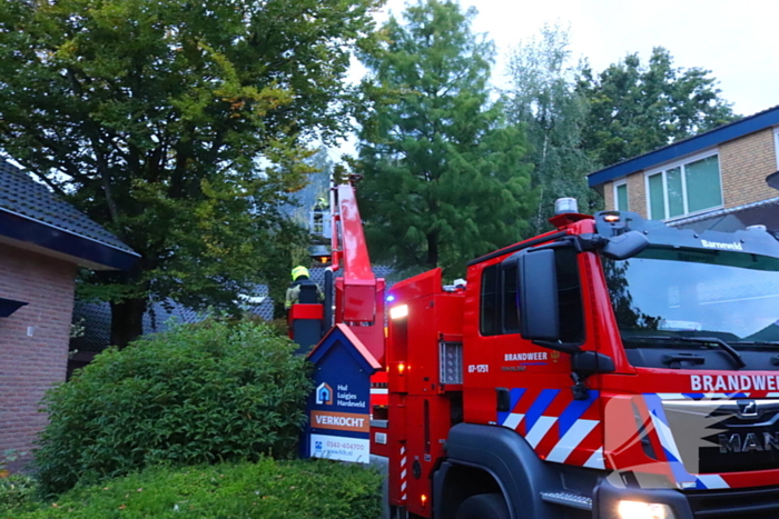 Vlammen slaan uit schoorsteen