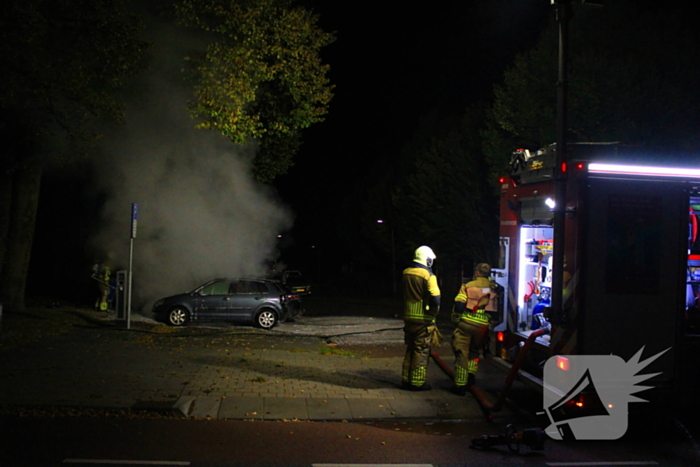 Voertuigen in vlammen op parkeerplaats