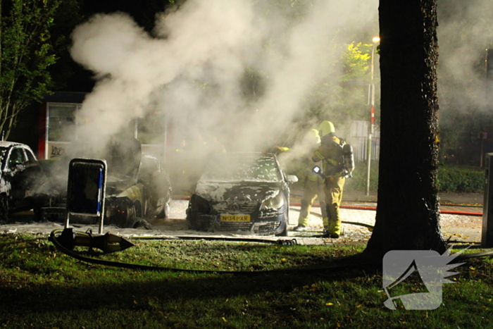 Voertuigen in vlammen op parkeerplaats