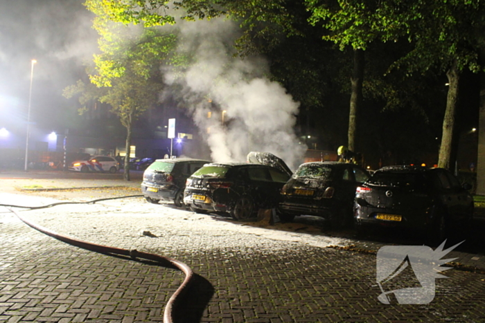 Voertuigen in vlammen op parkeerplaats