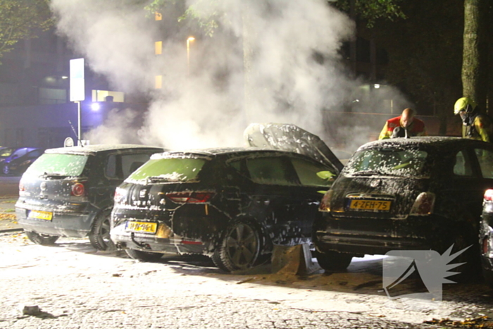 Voertuigen in vlammen op parkeerplaats