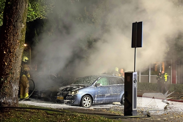 Voertuigen in vlammen op parkeerplaats