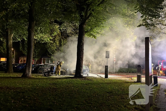 Voertuigen in vlammen op parkeerplaats