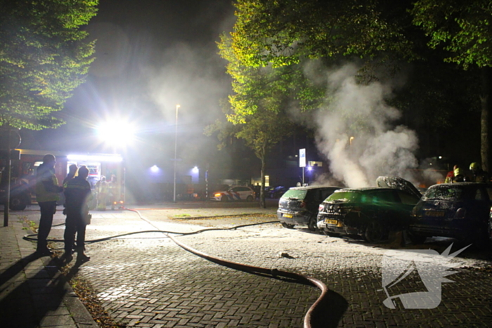 Voertuigen in vlammen op parkeerplaats