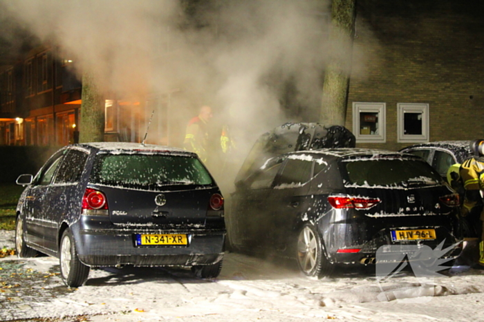 Voertuigen in vlammen op parkeerplaats
